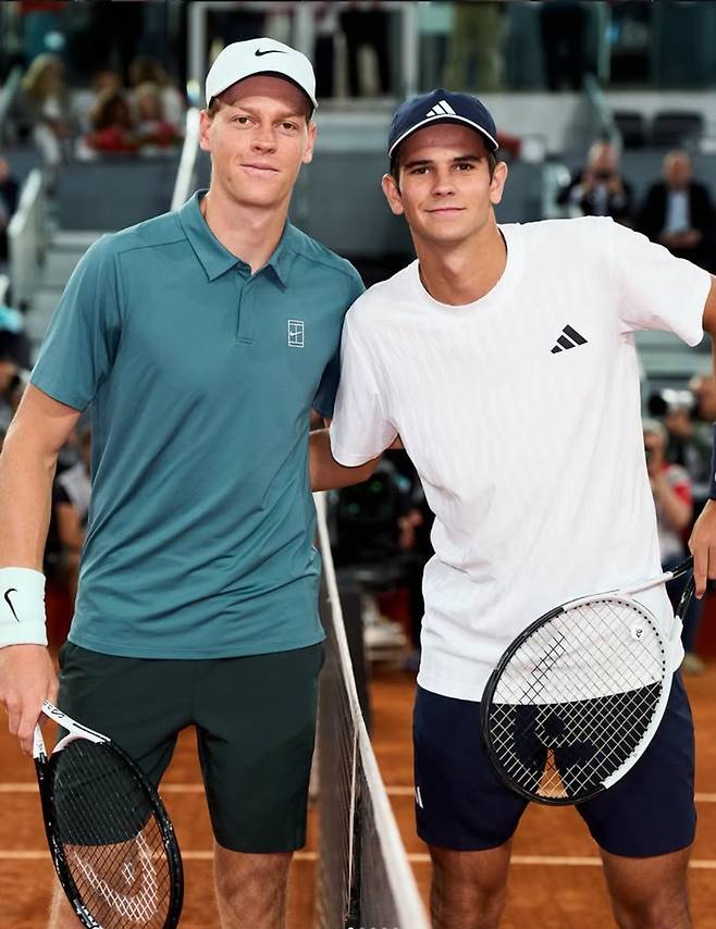 경기 전 포즈를 취한 야닉 시너와 라파엘 호다르