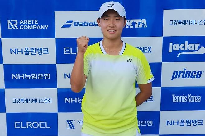 NH농협은행 여자테니스팀의 1년차 신예 최서윤. ITF 고양 W35 단식 1라운드 승리 뒤 포즈를 취했다. 김경무 기자
