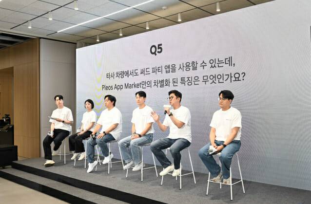 '플레오스 커넥트 미디어 데이'에서 Q&A 세션을 진행하는 모습 (좌측부터 현대차·기아 류권우 매니저, 윤한나 연구원, 이승재 책임연구원, 김창섭 책임연구원, 42dot 윤치형 TL) (사진=현대자동차그룹)