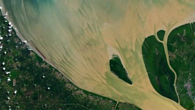 랜드샛 8호 위성이 로칸 강 하구에서 마치 붓으로 그린 듯한 무늬를 포착했다. (이미지=NASA/랜드샛)