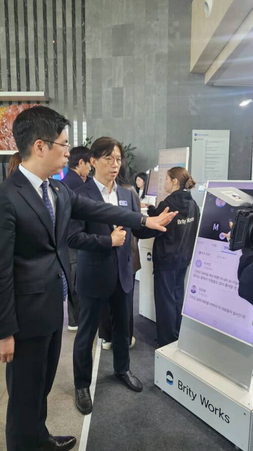 브리티웍스 모바일 시연 설명을 듣고 있는 김민재 행정안전부 차관 (사진=삼성SDS)
