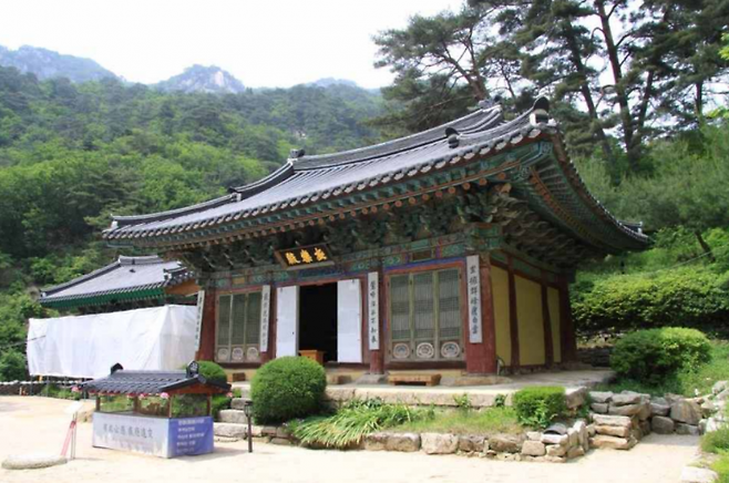 가평 현등사 극락전.