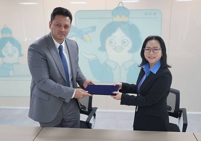 왼쪽부터 누슬란 우즈인포컴 부사장, 신현경 아크릴 부대표. 아크릴 제공