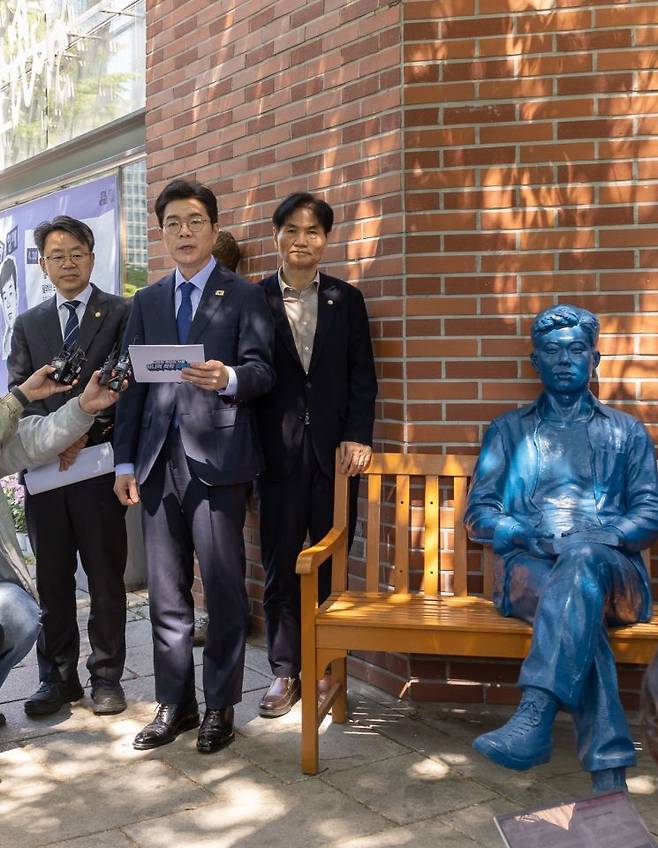 정원오 더불어민주당 서울시장 후보가 30일 오전 서울 종로구 전태일기념관 앞에서 기자회견을 열고 '일하는 시민의 목소리로 다시 만드는 노동존중 특별시 서울' 공약을 발표했다. 정원오 후보 캠프