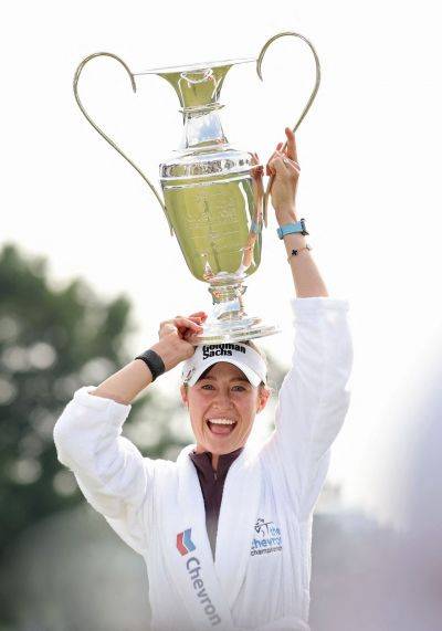 넬리 코르다가 셰브론 챔피언십에서 메이저 챔피언에 등극한 뒤 트로피를 들고 환하게 웃고 있다. AFP연합뉴스