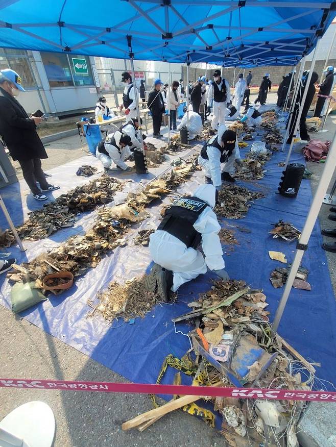 지난달 12일 국토교통부와 항공철도사고조사위원회, 전남과학청 과학수사대 관계자들이 무안국제공항 공항소방대 뒤편에 보관된 여객기 잔해를 조사하고 있다. 이날까지 현장에서는 희생자로 추정되는 유해 24점이 발견됐다. 2026.3.12 [12·29 무안공항 제주항공 여객기 참사 유가족협의회 제공. 재판매 및 DB 금지]    in@yna.co.kr 연합뉴스