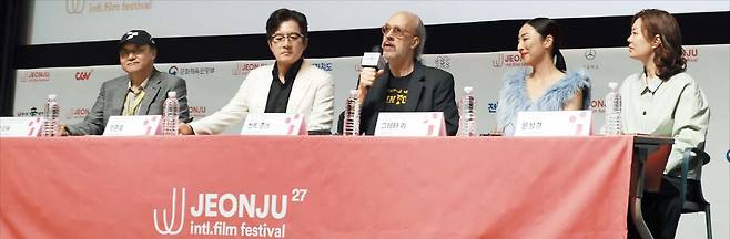 29일 제27회 전주국제영화제 개막작 ‘나의 사적인 예술가’ 기자회견에서 켄트 존스(가운데) 감독이 발언하고 있다. 왼쪽부터 민성욱·정준호 공동집행위원장, 존스 감독, 배우 그레타 리, 문성경 프로그래머. /연합뉴스