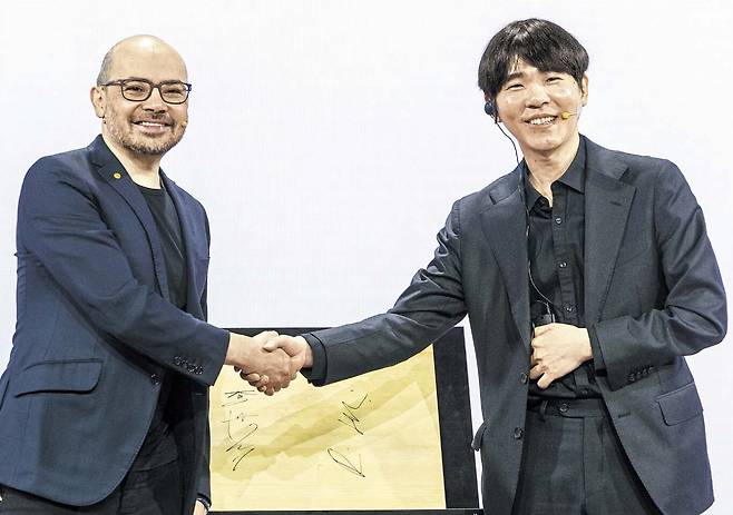 29일 서울 중구 웨스틴 조선호텔에서 데미스 허사비스 구글 딥마인드 최고경영자(CEO·왼쪽)와 이세돌 9단이 ‘알파고 대국’ 10년 만에 재회해 악수를 나누고 있다. /김지호 기자