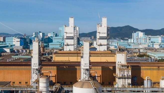 포스코 광양제철소 산소공장의 대형 공기분리장치(ASU·Air Separation Unit) 전경. /포스코 제공