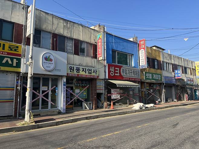 30일 오전 대전 유성구 장대동 유성시장 내 점포들에 출입금지 테이프가 붙어 있다. 우수아 기자