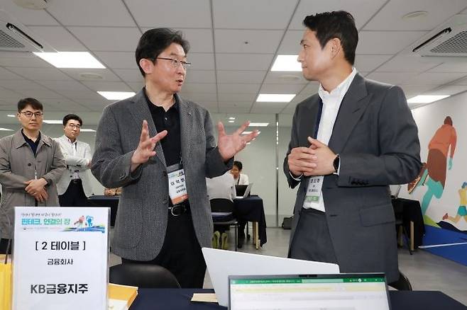 29일 서울 마포 프론트원에서 열린 ‘핀테크, 연결의 장’ 상담장에서 이억원 금융위원장이 매칭 상담중인 핀테크 기업 관계자와 이야기를 나누고 있다.ⓒ금융위원회