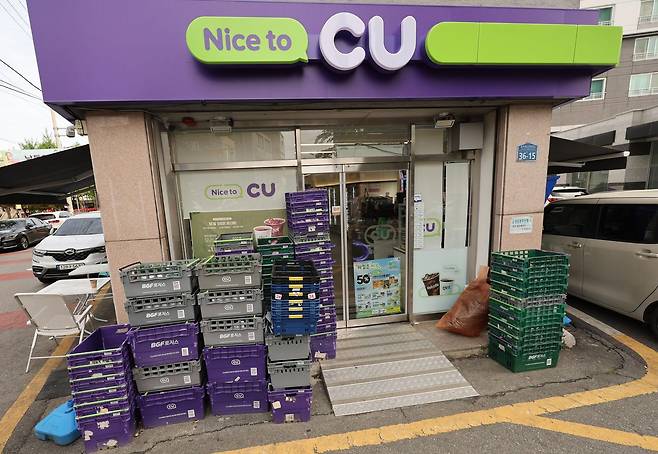 CU 화물연대 파업으로 광주 북구에 위치한 한 CU 편의점 앞에 공병을 받은 박스가 쌓여 있다. ⓒ 뉴스1