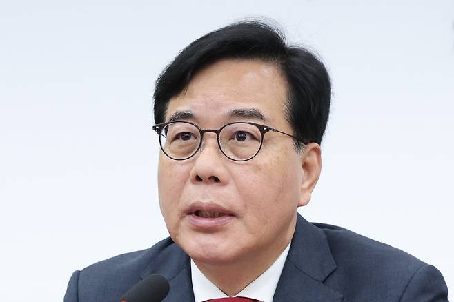 송언석 국민의힘 원내대표가 30일 서울 여의도 국회에서 열린 최고위원회의에서 모두발언을 하고 있다. 뉴스1