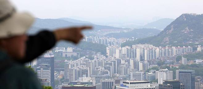 서울 아파트 전세 품귀 현상으로 평균 전셋값이 역대 최고치를 찍은 것으로 나타났다. 27일 KB부동산 4월 전국 주택가격 동향(13일 기준)에 따르면, 서울 아파트 평균 전세가격은 이달 기준 6억8147만원으로 통계 집계 이래 최고치를 찍었다.  사진은 이날 서울 중구 남산에서 바라본 아파트 단지 모습. 2026.04.27. 뉴시스