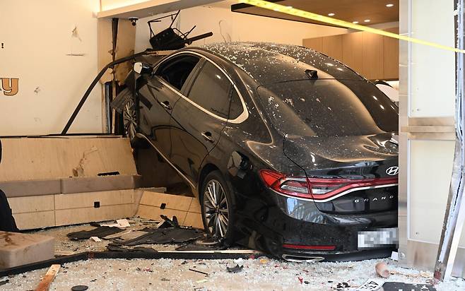 18일 낮 12시14분 쯤 광주 동구 대인동의 상가 건물 1층 카페 안으로 A(65)씨가 모는 승용차가 돌진 했다. 이 사고로 운전자 A씨와 카페 종업원·손님 등 8명이 부상을 당해 병원으로 옮겨졌다. 2024.04.18 뉴시스