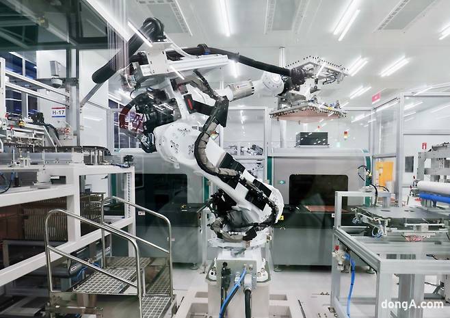 경북 구미시 LG이노텍 ‘드림 팩토리’에서 로봇이 인공지능(AI) 비전 검사로 플립칩 볼그리드 어레이(FC-BGA)의 양품 여부를 판단하고 있다. LG이노텍 제공