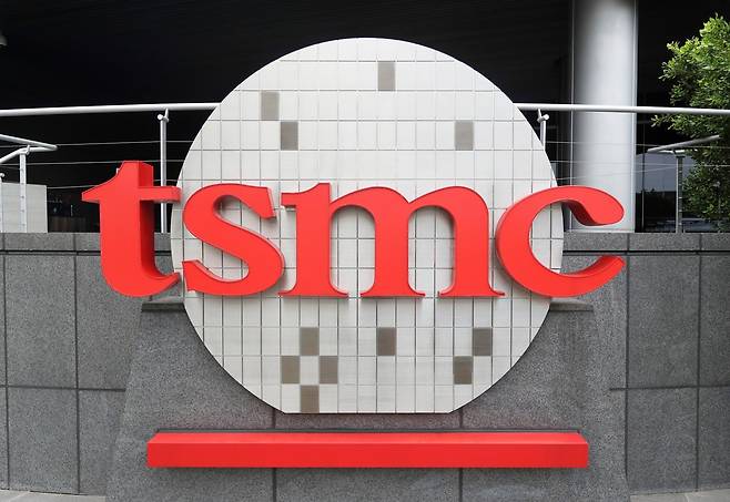 대만 최대 반도체칩 제조회사 TSMC 본사에 회사 로고가 보이고 있다. 2026.04.27 [신주(대만)=AP/뉴시스]