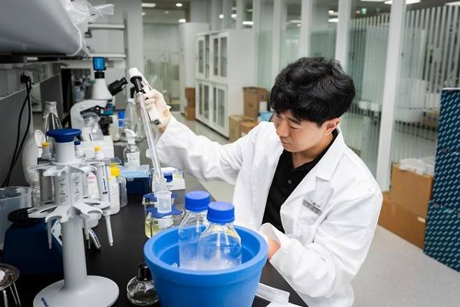큐로셀 관계자가 키메라 항원 수용체(CAR)-T 치료제 관련 실험을 실시하고 있다. 큐로셀 제공