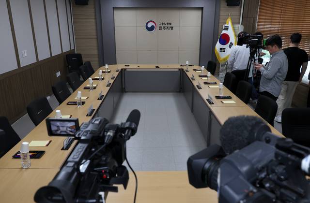 민주노총 공공운수노조 화물연대본부와 BGF로지스가 교섭 끝에 잠정 합의하기로 한 29일 오후 조인식이 지연돼 경남 진주시 고용노동부 진주지청 회의실에 취재진이 대기하고 있다. 연합뉴스