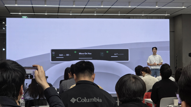 김창섭 현대차·기아 연구원이 29일 서울 강남 ‘UX 스튜디오 서울’에서 가진 ‘플레오스 커넥트’ 미디어 데이에서 슬림 디스플레이를 소개하고 있다. 장우진 기자