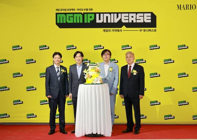 서울 가산동 마리오 까르뜨니트공장에서 29일 열린 ‘MGM IP 유니버스 2026’ 프로젝트 공개 기념 행사에서 홍성열(오른쪽부터) 마리오아울렛 회장, 고이누마 히사시 코에이 테크모 게임스 대표, 우츠미 슈지 세가 대표, 기타세 요시노리 스퀘어 에닉스 프로듀서가 기념촬영을 하고 있다. 박동욱 기자