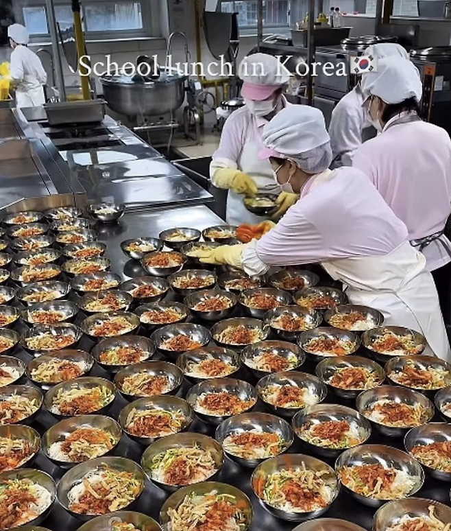 전 세계 음식 문화 영상을 공유하는 일본의 인플루언서가 한국의 경기 용인에 있는 한 남자고등학교를 방문해 급식을 조리하는 과정을 소개하는 영상. /사진=인스타그램 캡처