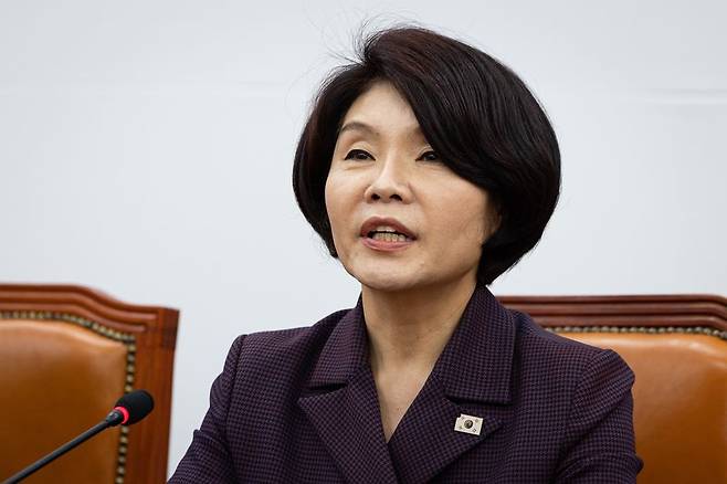한정애 더불어민주당 정책위의장이 30일 서울 여의도 국회에서 열린 정책조정회의에서 모두 발언을 하고 있다. 뉴스1