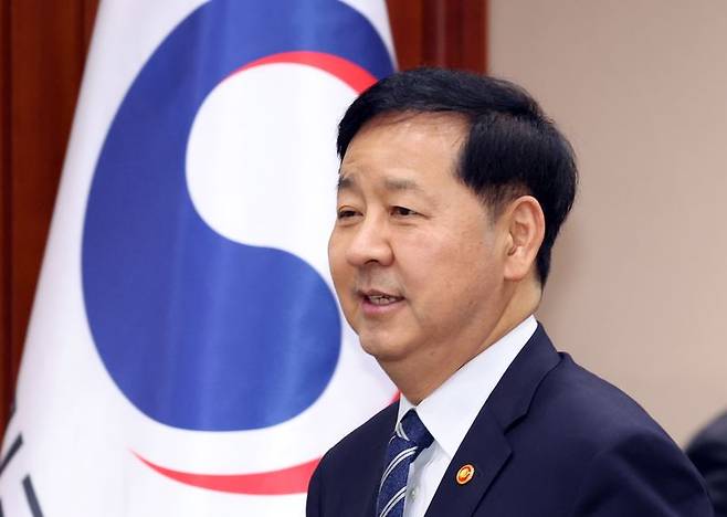 구윤철 경제부총리 겸 재정경제부 장관과 한성숙 중소벤처기업부 장관이 30일 서울 종로구 세종대로 정부서울청사에서 열린 비상경제회의 겸 경제관계장관회의 겸 대외경제관계장관회의에 참석하고 있다. 뉴스1