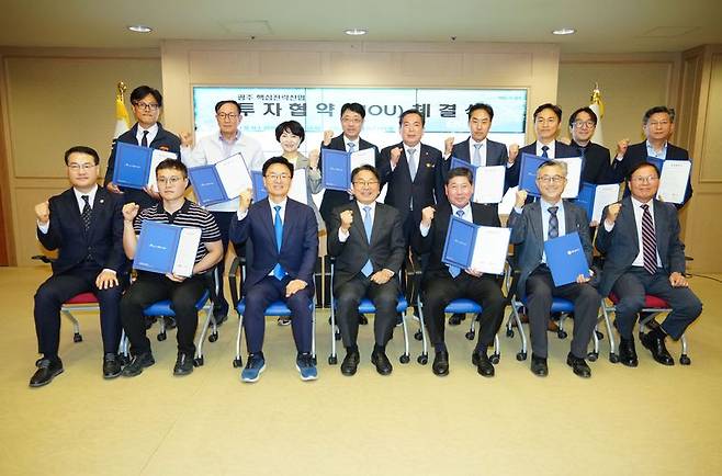 광주광역시가 30일 자동차·인공지능(AI)·에너지 분야 유망 기업 11개사와 총 1605억원 규모의 투자 유치 협약을 체결했다. 광주광역시 제공