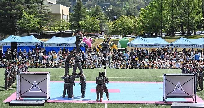 장병과 가족들이 30일 계룡대에서 열린 5월愛 아미투게더 페스티벌에서 태권도 시범대 공연을 관람하고 있다. 육군 제공