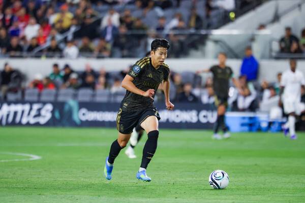 LAFC의 손흥민이 30일(한국시각) 열린 북중미 챔피언스컵 4강 1차전 톨루카와 경기에서 돌진하고 있다. 로스앤젤레스/이매진이미지스 연합뉴스