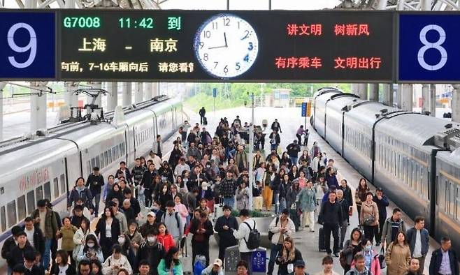 29일 중국 난징역에 내린 승객들이 이동하고 있다. 중국 신화망 갈무리