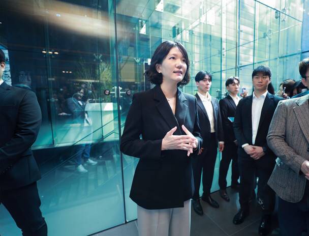 최수연 네이버 대표가 지난해 3월26일 경기 성남시 제1사옥 ‘그린팩토리’에서 정기 주주총회를 마친 뒤 기자들의 질문에 답하고 있다. 네이버 제공