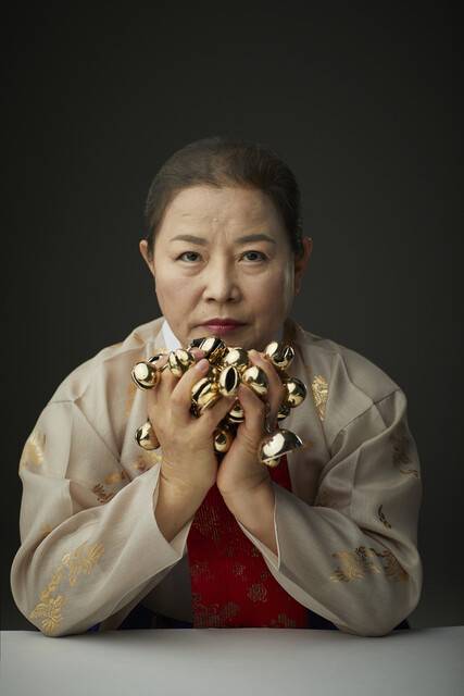 ‘아흔아홉 상쇠방울’을 든 이용녀 만신(무당). 국가무형유산 황해도평산소놀음굿의 전승교육사이다. 황해도굿의 명무(名巫)들은 모두 판을 떠났다. 이제 그의 ‘배치기’ 소리와 무관(춤)이 인천으로 피란한 황해도의 신들을 달래고 있다. 이진환 사진작가 제공
