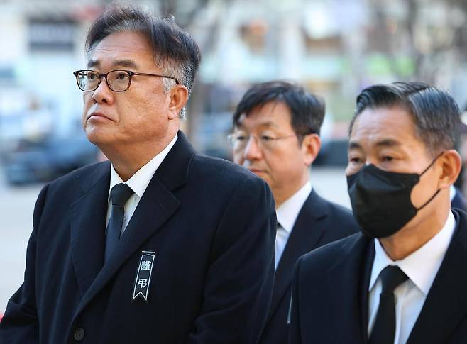 2025년 11월 31일 정진석 당시 대통령비서실장(왼쪽)과 신원식 국가안보실장이 서울시청 본관 앞에 마련된 제주항공 여객기 희생자 합동분향소를 찾아 순서를 기다리고 있다. 박시몬 기자