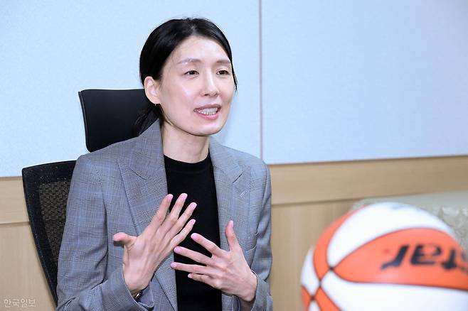 전주원 우리은행 감독이 27일 서울 성북구에 우리은행 체육관 감독실에서 향후 선수단 구상을 밝히고 있다. 박지연 인턴기자