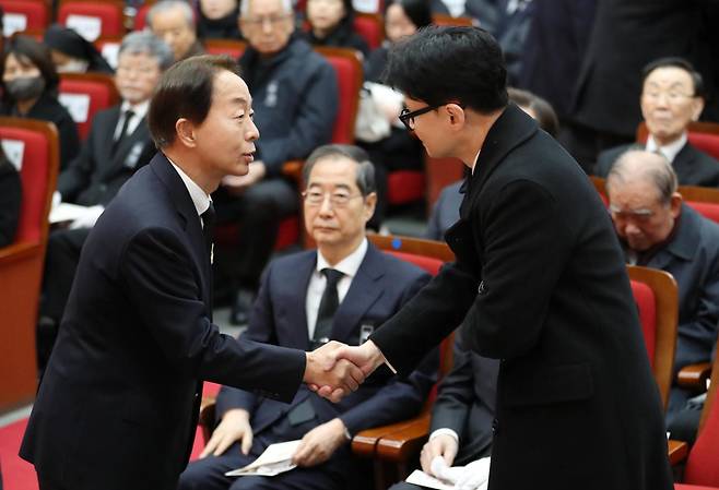 김영삼 전 대통령의 차남 김현철(앞줄 왼쪽) 김영삼대통령기념재단 이사장이 2024년 3월 11일 서울 동작구 국립서울현충원 현충관에서 열린 모친 손명순 여사의 영결식 중 한동훈(오른쪽) 당시 국민의힘 비상대책위원장과 악수하고 있다. 최주연 기자