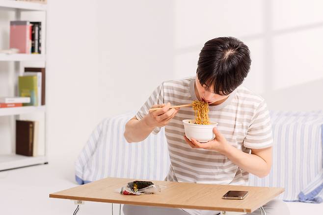 초가공식품은 정제 탄수화물과 당, 포화지방이 많이 포함돼 있어 수면 장애와 짧은 수면 시간과 연관된다. 특히 기름진 음식은 소화를 늦추기 때문에 밤에 메스꺼움이나 불편감을 유발해 숙면을 방해할 수 있다./사진=클립아트코리아