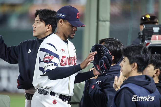 26일 만에 배터리를 이룬 로드리게스-유강남(이상 롯데 자이언츠)가 나쁘지 않은 호흡을 보여줬다. 사진=롯데 자이언츠