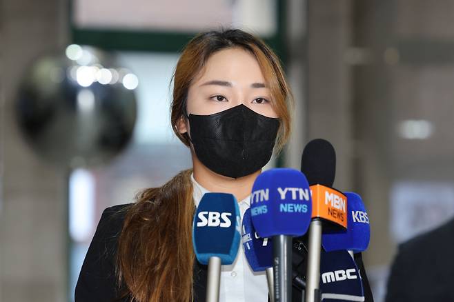 <yonhap photo-1838="">DB그룹 제36회 한국여자오픈 대회에 참가해 물의를 빚은 윤이나가 20일 오전 서울 강남구 한국여자프로골프협회(KLPGA) 사무국에서 열린 상벌분과위원회에 출석하며 취재진의 질문에 답하고 있다. 윤이나는 지난 6월 16일 열린 한국여자오픈 1라운드 도중 15번 홀 티샷이 우측으로 밀렸고, 이 공을 러프에서 찾은 것으로 판단해 경기를 진행했다. 그러나 이후 자신의 공이 아니라는 사실을 알게 됐고, 윤이나는 이 사실을 대회 종료 후 약 한 달이 지난 7월 15일 대회를 주관한 대한골프협회에 오구 플레이를 자진 신고했다. 사진=연합뉴스</yonhap>