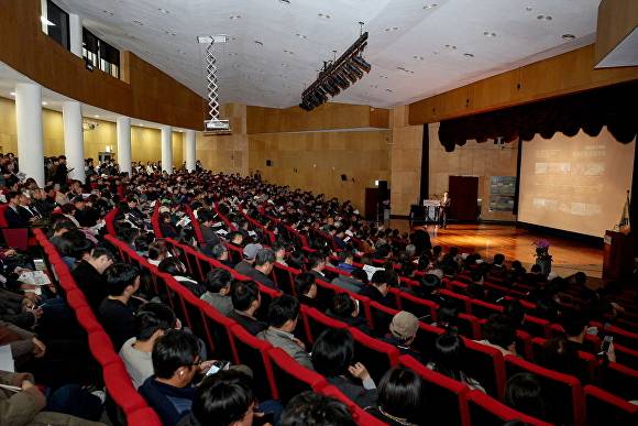 20년의 도시 미래상을 논의하는 '2040 고양 도시기본계획 주민공청회'가 열려, 참석자들이 경제혁신도시 조성을 위한 발표를 진지한 표정으로 경청하고 있다. [사진=고양시]