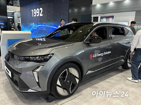 지난달 12일 서울 코엑스에서 열린 '인터배터리 2026' LG에너지솔루션 부스에서 관람객들이 LG에너지솔루션 배터리가 탑재된 르노 전기차를 살펴보고 있다. [사진=권서아 기자]