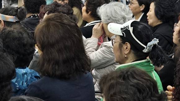 달성군 당원집회에서 한 당원이 눈물을 훔치고 있다 [사진=이창재 기자]