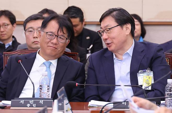 이화영 전 경기도 평화부지사(오른쪽)와 서민석 변호사가 14일 국회 윤석열 정권 정치검찰 조작기소 의혹사건 진상규명 국정조사 특별위원회에서 열린 쌍방울 대북송금 조작기소 의혹 사건 청문회에서 증인으로 출석해 대화하고 있다. 임현동 기자