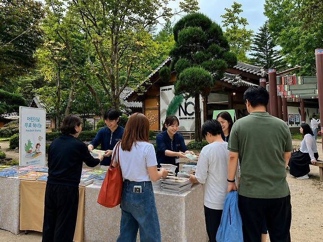 남이섬에서는 어린이날 당일 어린이 무료 책 나눠주기(선착순) 행사를 진행한다. 사진 남이섬