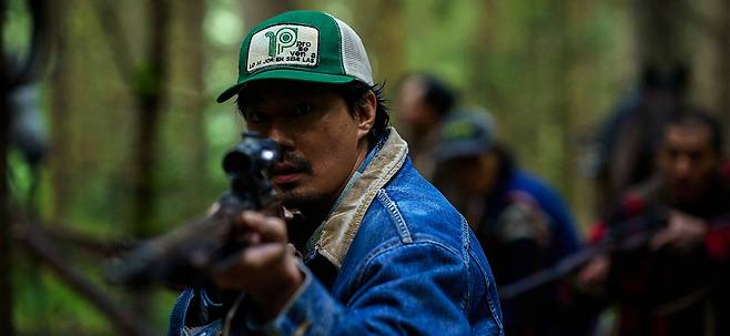 영화 '호프'의 스틸 컷. 총구를 겨누고 있는 마을 청년 성기(조인성). 사진 플러스엠 엔터테인먼트