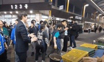 하정우 전 청와대 AI 미래기획수석비서관이 29일 북구 구포시장에서 상인들과 만난 뒤 손을 비비는 장면. 사진 엑스 캡처