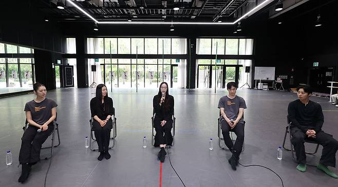 29일 서울 이촌동 노들섬 서울시발레단 스튜디오에서 열린 창작 발레 ‘인 더 밤부 포레스트(In The Bamboo Forest)’ 기자간담회에서 강효형(가운데) 안무가가 작품에 대해 설명하고 있다. 연합뉴스