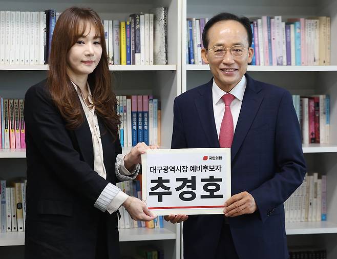 국민의힘 추경호 대구시장 예비후보가 30일 오전 대구 서구 대구광역시선거관리위원회에서 예비후보 등록을 하고 있다. 연합뉴스