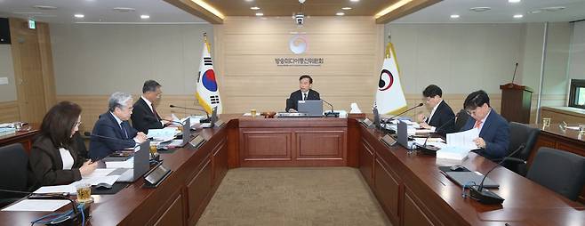 김종철 방송미디어통신위원장(가운데)이 17일 정부과천청사에서 '2026년 제2차 전체회의'를 진행하고 있다. /방미통위 제공